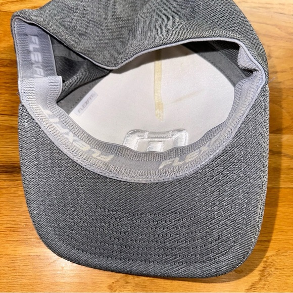 Travis Mathew Hat Yupoong Flex Fit Gray White Golf Cap Embroidered Logo L/XL - Picture 6 of 7